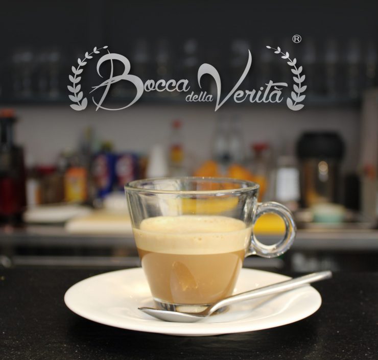 Bicchiere da caffè al ginseng nella nostra caffetteria Bocca della Verità La caffetteria