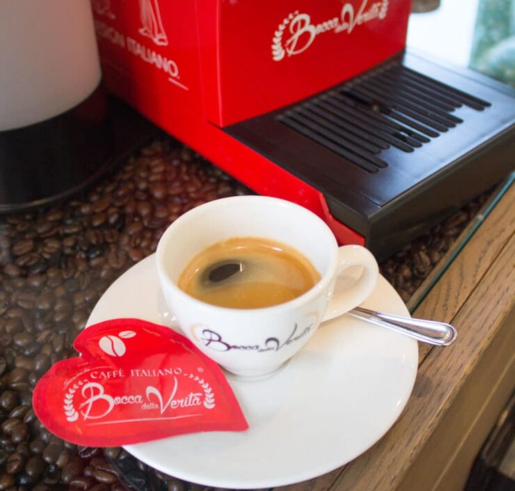 Tasse de café servie avec la cafetière Elisa ESE 44 de Bocca della Verità