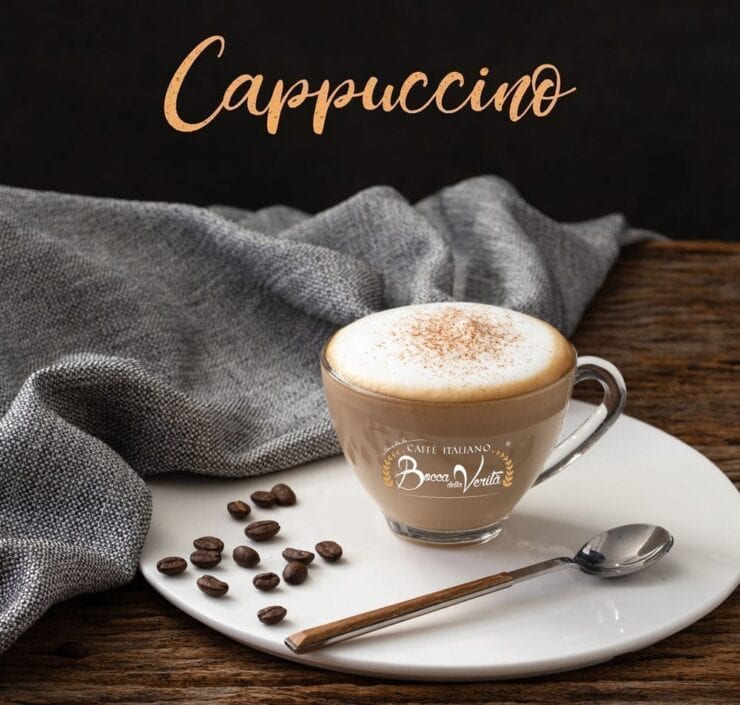 cappuccino et grains de café servis sur une assiette blanche